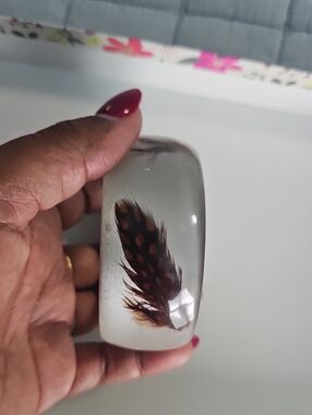 Feather-Encased Clear Bird Bracelet - White/Cream